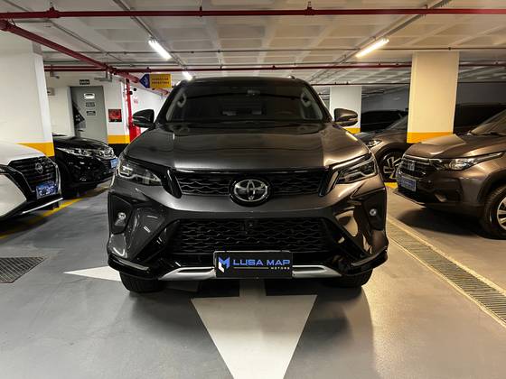 TOYOTA HILUX SW4 2.8 D-4D TURBO DIESEL SRX PLATINUM 7L 4X4 AUTOMÁTICO